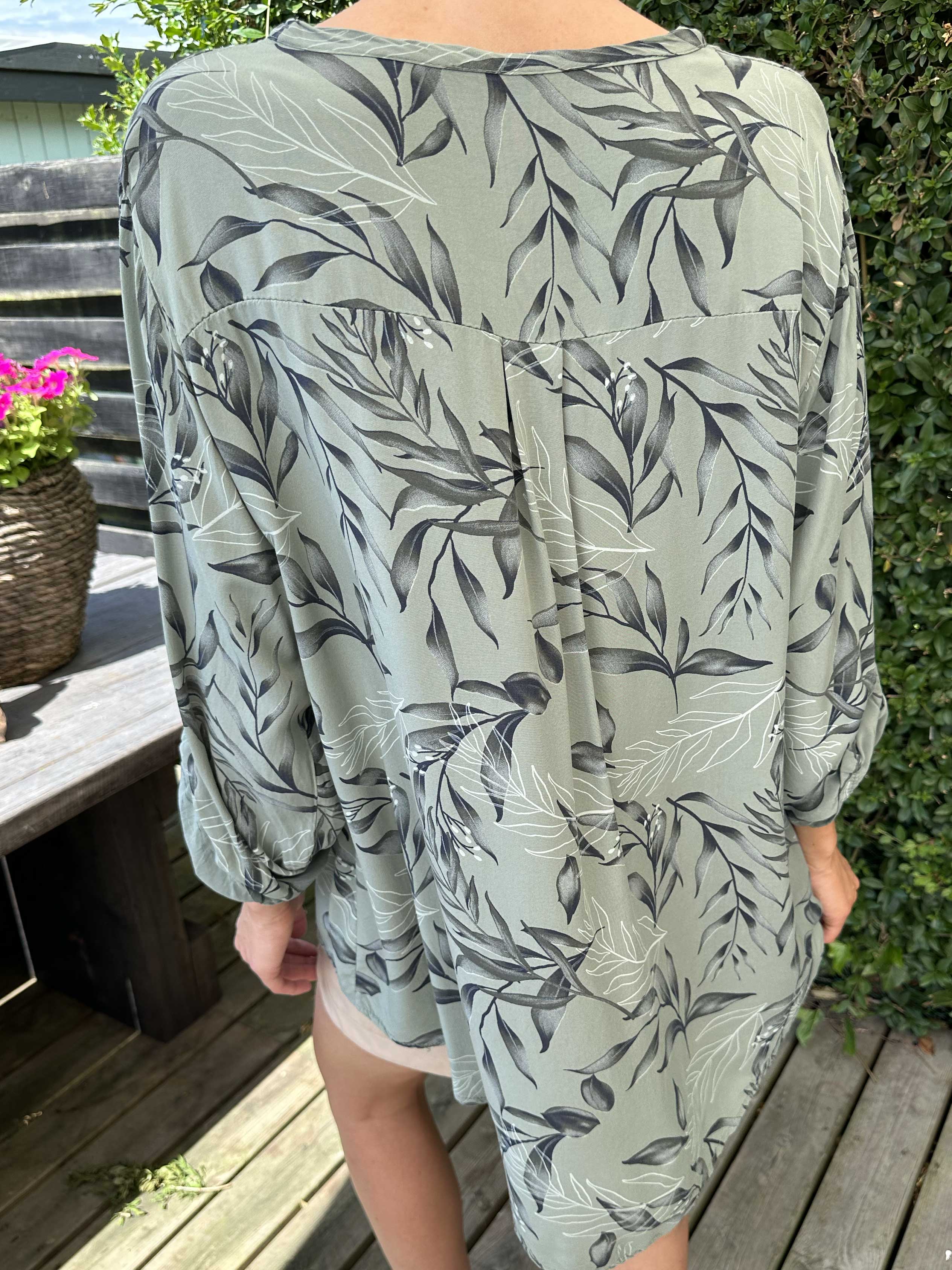 Sne - Skjorta i fin bomull med bladmotiv - Army